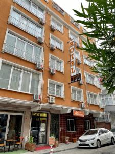 イスタンブールにあるオレンジ エアポート ホテルの車が停まった建物