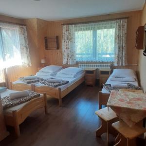Un pat sau paturi într-o cameră la U Białasów