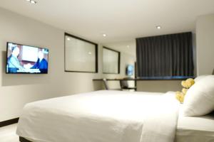 Телевизор и/или развлекательный центр в S33 Compact Sukhumvit Hotel