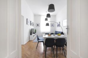 Зображення з фотогалереї помешкання BpR COSMOS Design Suite with A/C у Будапешті