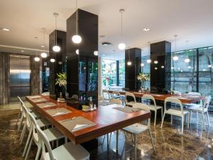 A restaurant or other place to eat at S33 Compact Sukhumvit Hotel