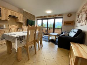 Kuchyňa alebo kuchynka v ubytovaní Apartament Butorowy Kościelisko