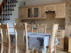 Kuchyňa alebo kuchynka v ubytovaní Apartament Butorowy Kościelisko