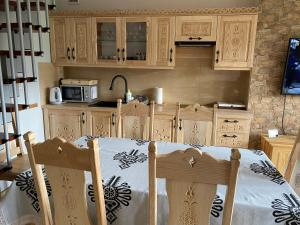 Kuchyňa alebo kuchynka v ubytovaní Apartament Butorowy Kościelisko