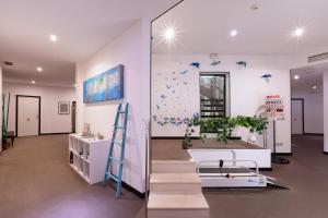 A television and/or entertainment centre at Amra Barcelona Caspe