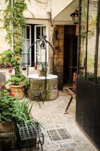 eine Veranda mit einer Badewanne in einem Haus in der Unterkunft Chambre d'hôtes Le Petit Tertre in Dijon