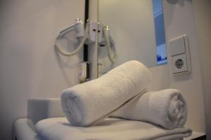 una habitación de hospital con toallas encima de un fregadero en HB1 Budget Hotel - contactless check in, en Wiener Neudorf