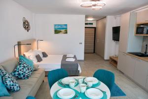 Un televizor și/sau centru de divertisment la Studio Capri Spa n Pool Beach resort