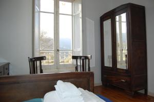 Gestiona2R - Narganes Mar y Montaña, ideal familias في Narganes: غرفة نوم بسرير وخزانة ونافذة