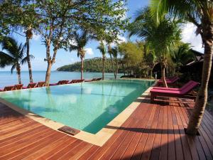 沙拉海滩沙拉德小屋酒店的海边甲板上的游泳池