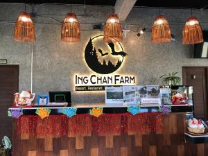 um balcão de restaurante com um cartaz que diz inc. fazenda de cadeia em Ing Chan Farm /ไร่อิงจันทร์ em Chiang Rai