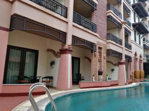 華欣的住宿－華欣瓦納雷酒店，大楼前的游泳池