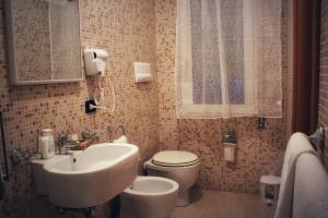 A bathroom at B&B Villa Marinetti