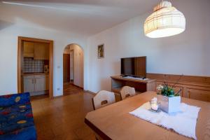 Televízia a/alebo spoločenská miestnosť v ubytovaní Apartment 4 - Zur Sonne