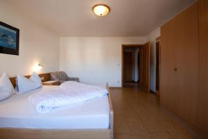 A bed or beds in a room at Apartment 2 - Zur Sonne