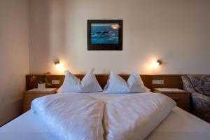 A bed or beds in a room at Apartment 2 - Zur Sonne