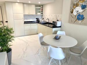 Kuchyňa alebo kuchynka v ubytovaní Apartment APOLO XIV