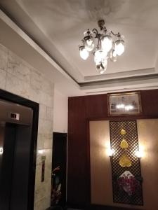 una lámpara de araña colgando sobre una puerta del baño en Wannara Hotel Hua Hin, en Hua Hin