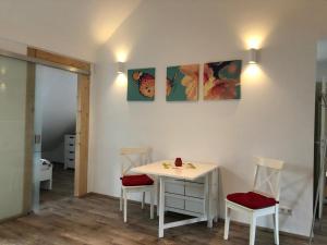 um quarto com uma mesa branca e duas cadeiras em Old Bridge View Apartment em Heidelberg