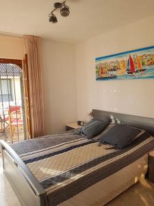 - une chambre avec un grand lit dans l'établissement Méditerranée Room VILLA BLANCA Cambrils, à Cambrils