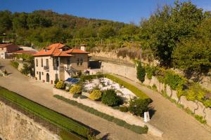 una vista aerea di una casa con giardino di Casa Nova Agroturismo a Resende