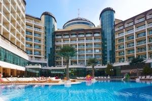 un grand hôtel avec une grande piscine en face dans l'établissement Planeta Hotel & Aquapark - Ultra All Inclusive, à Sunny Beach