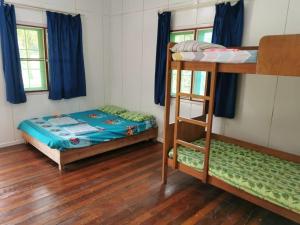 Katil dua tingkat atau katil-katil dua tingkat dalam bilik di Tambatuon Homestead