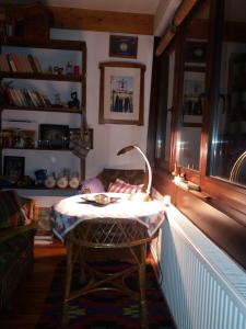 una mesa en una sala de estar con una lámpara. en Apartmani Memory, en Višegrad