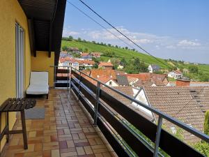 uma varanda com vista para a cidade em Ferienwohnung "Weinbergblick" im Winzerdorf em Leinsweiler