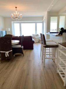sala de estar con mesa y sillas en Residentie Rapallo Oostende with fantastic Sea View! en Ostende