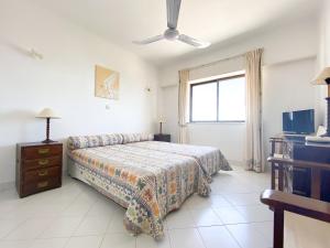 - une chambre avec un lit, une commode et une fenêtre dans l'établissement Sea View Apartment - Apartamento com vista mar, à Lagos