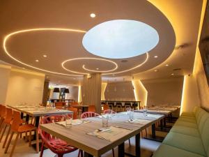 Zona de estar de ibis Styles Lima Benavides Miraflores