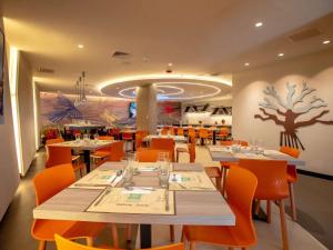 Un restaurante o sitio para comer en ibis Styles Lima Benavides Miraflores