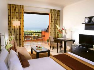 Istumisnurk majutusasutuses Mövenpick Resort El Sokhna