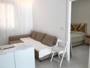mały salon z kanapą i krzesłem w obiekcie Casita cerca de la playa decorada con amor w mieście Tarifa