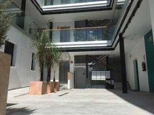 zewnętrzny widok na budynek ze schodami i palmami w obiekcie Casita cerca de la playa decorada con amor w mieście Tarifa