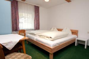 Un dormitorio con dos camas y una ventana. en Appartment Lärchenalm, en Sankt Martin am Tennengebirge