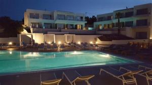 Bazén v ubytování HARMONY CREST RESORT & SPA Adults Only nebo v jeho okolí