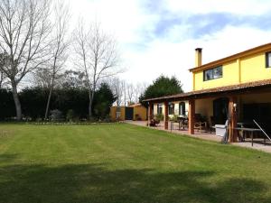 a house with a large lawn in front of it at Casa da Quinta in Praia de Mira