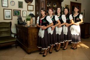 un grupo de chicas delante de un escritorio en Hotel Mateo, en Stopnica