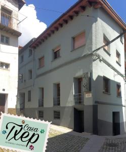 un edificio blanco con un cartel delante en Casa Txep, en Vilaller