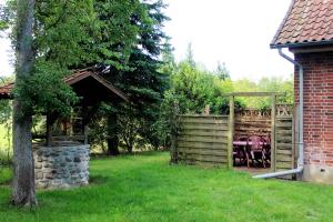 een tuin met een tafel en een houten hek bij Ferienwohnung Kutschenmeyer in Schneverdingen