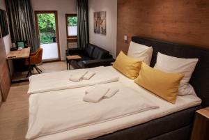Postel nebo postele na pokoji v ubytování Village Hotel Bayerischer Wald + 37 fotografií