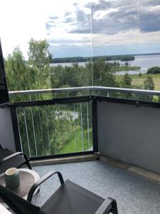 een balkon met uitzicht op het water bij Two bedroom apartment with view to the sea Free parking in Kemi