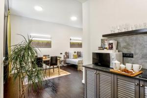 cocina y sala de estar con sofá y mesa en Nice Euapartments in the center, en Grodno