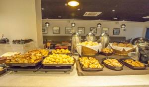 ein Buffet mit vielen verschiedenen Obstsorten in der Unterkunft Holiday Inn Belo Horizonte Savassi, an IHG Hotel in Belo Horizonte