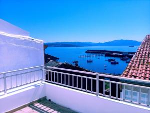 balkon z widokiem na zbiornik wodny w obiekcie Atico do Mariñeiro w mieście Fisterra +7 zdjęć