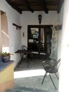 un patio con una mesa y una silla en una casa en Agriturismo Il glicine e la lucerna - Appartamento Scala en Ranzo-Borgo