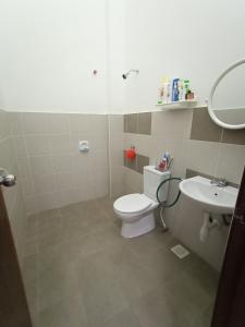 bagno con servizi igienici e lavandino di Ros Residence ad Ayer Keroh
