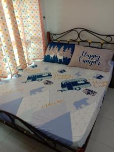 un letto con piumone e cuscini a tema automobilistico di Ros Residence ad Ayer Keroh